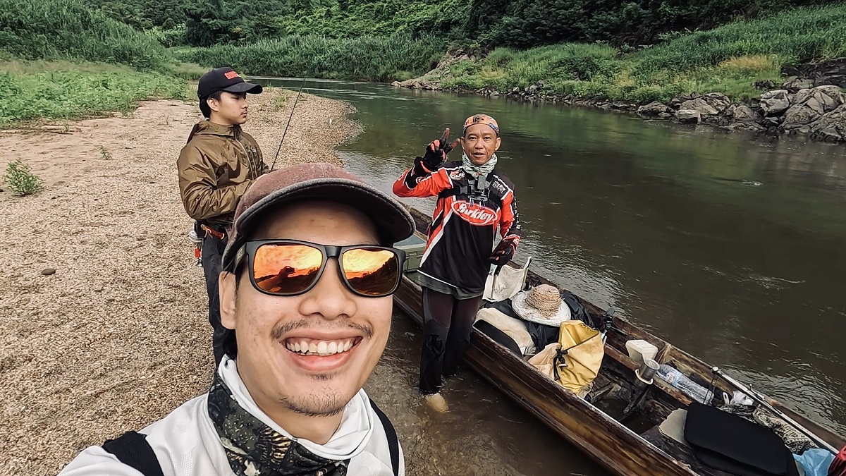 ก่อนจะเริ่มตกปลาก็มาร่วมเฟรมกันซักหน่อย ปีที่แล้วผมไม่ได้มาหาน้าเอเลย 
ปีนี้ขอแวะมาหน่อยแล้วกัน หวั