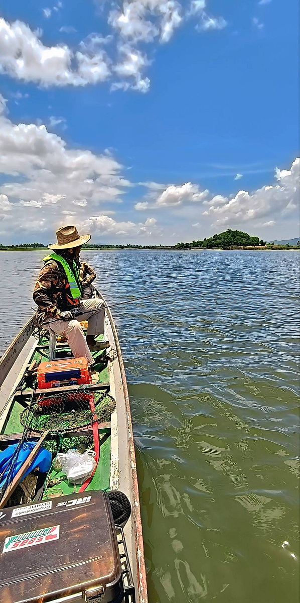 10.30 น แดดเริ่มจัด  พวกเราย้ายหมายกันอีกครั้ง   ลมเริ่มมาแล้ว   แต่หมายนี้ดงปลาจิบเลยครับ  เพียบบบบ
