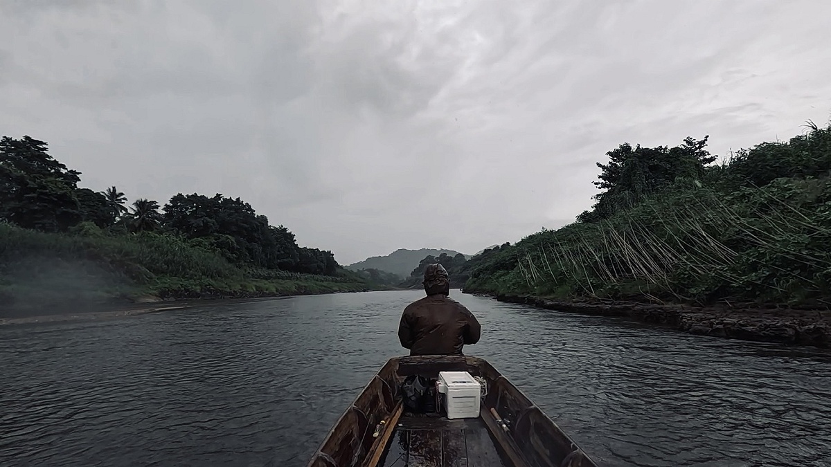 พอเงียบ ก็ล่องเรือลงไปอีก ระหว่างนี้ก็มีฝนตกบ้างประปราย
