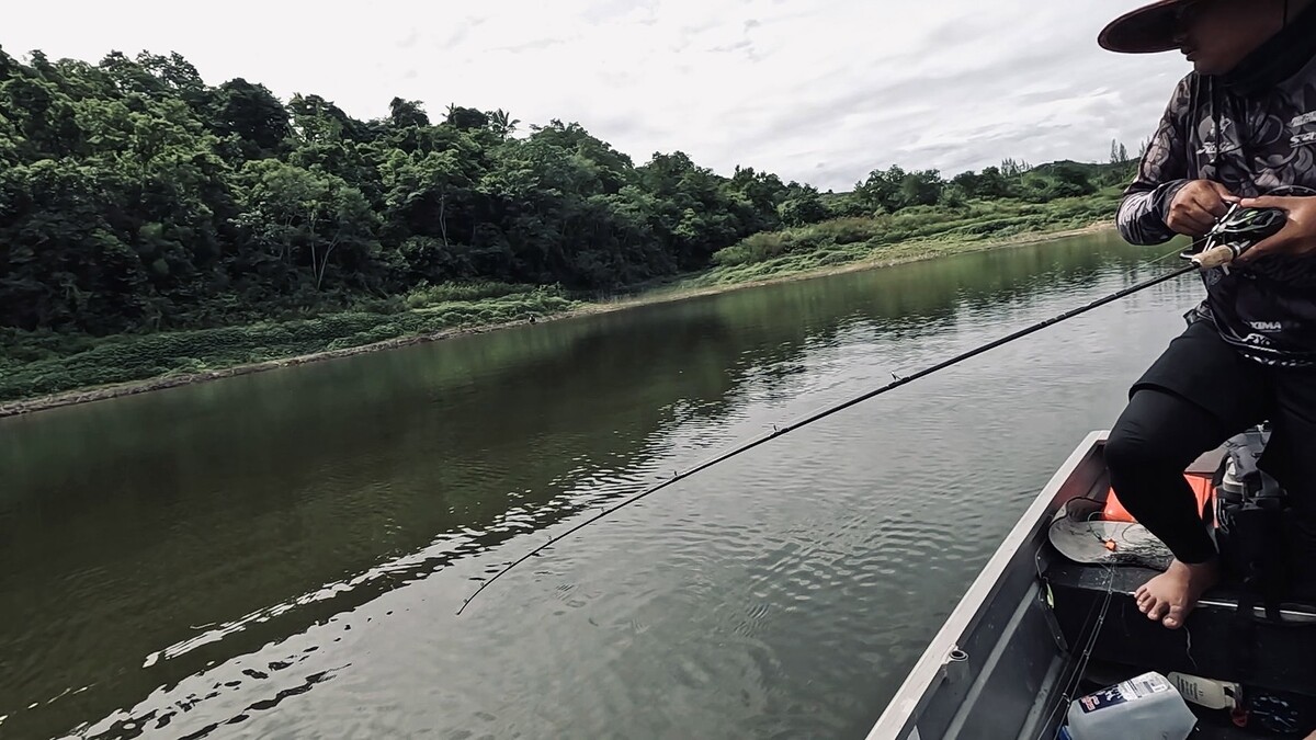 ระหว่างนั้นพี่ต้อมก็โดนบ้าง เจ้าตัวปลายสายวิ่งออกไปยาวๆ 
จนผมคิดว่าพี่ต้อมไปโดน กระสูบใหญ่เข้าแล้ว 
