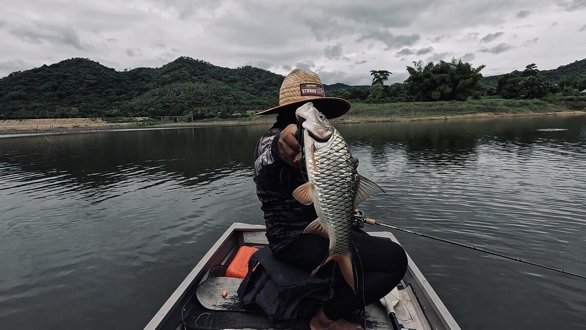 ก่อนที่เราจะเลิกตกปลาแล้วพากันขึ้นฝั่ง พี่ต้อมก็ได้ปลากระสูบมาเพิ่มอีกตัวหนึ่ง 
เป็นอันปิดเกมส์ทริป