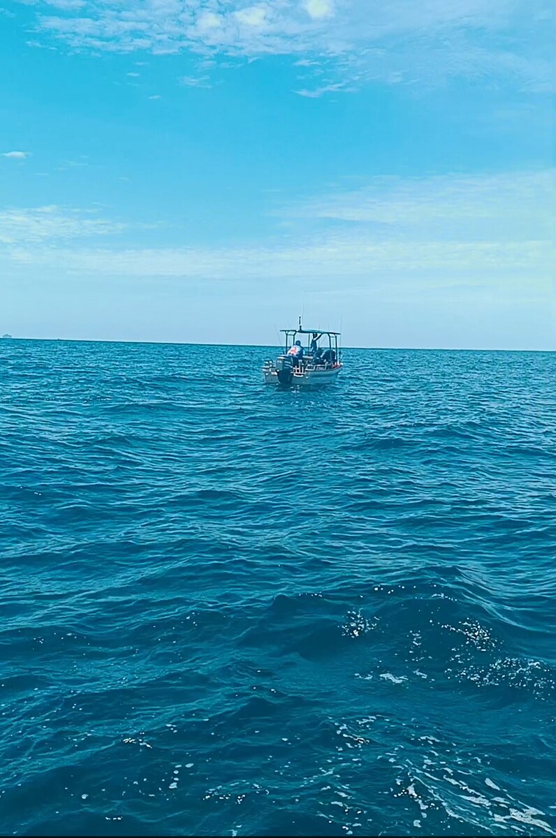 เจอแล้วเครื่องเรือเสียสต๊าดไม่ติด พึ่งเที่ยงอากาศก็ดี เลยบอกขอเวลาตกปลาสัก2ชม.ก่อนบ่าย2โมงค่อยลากกลั