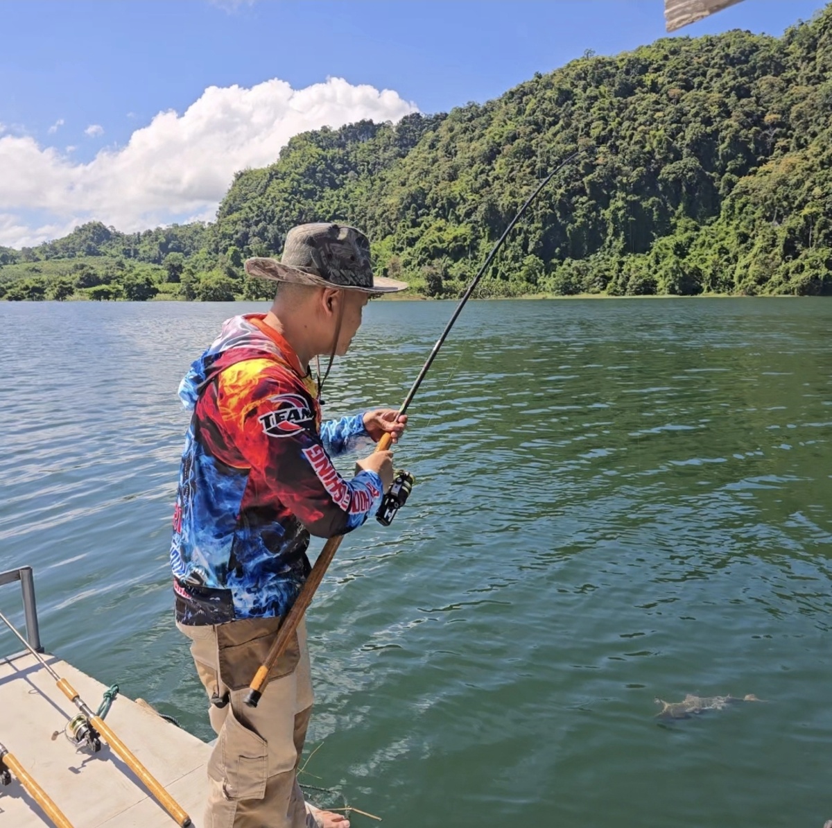  [b]ด้วยฝีมือตกปลามานาน[/b] :cheer: