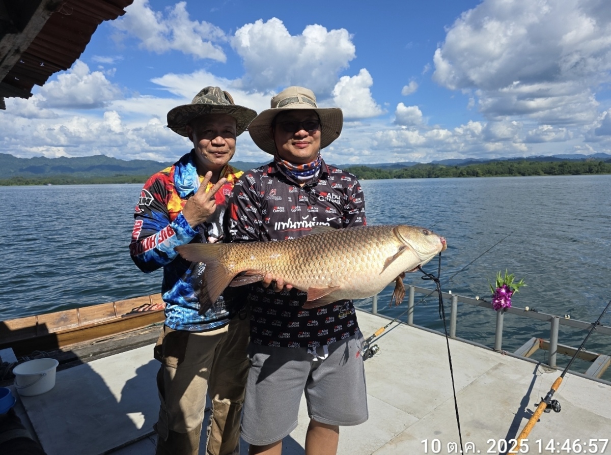  [b]สวยๆกับผู้จัดงานคนปั้นรำปีนี้[/b] :che