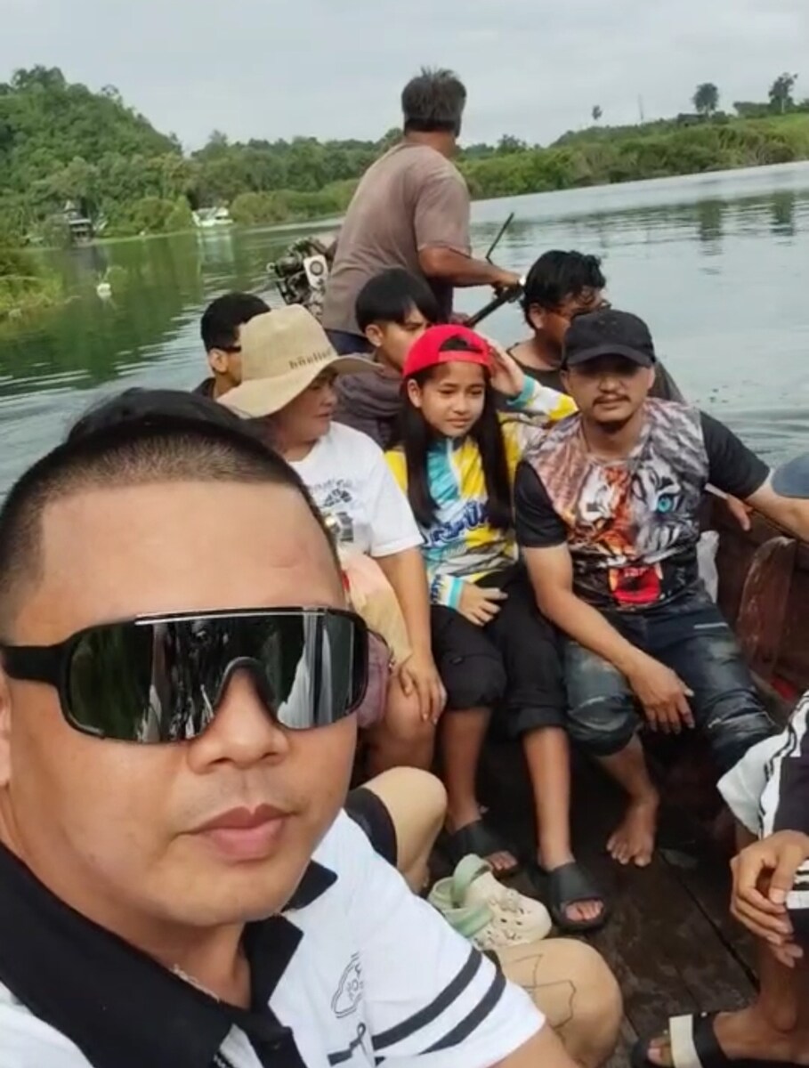  [b]พรานบอยลงแพละ[/b] :cheer: