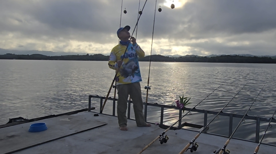  [b]ไม่แรกก็คาสปูนดีไม่ขาด555[/b] :cheer: