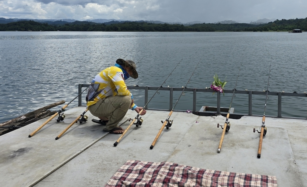  [b]ผมเหยื่อชุด2ลงแล้วรอเวลาลากๆๆๆ[/b] :ch