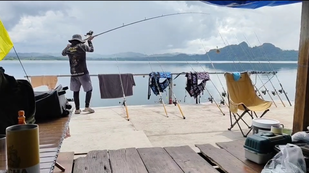  [b]พรานกบใส่เหยื่อลงหมาย[/b] :cheer: