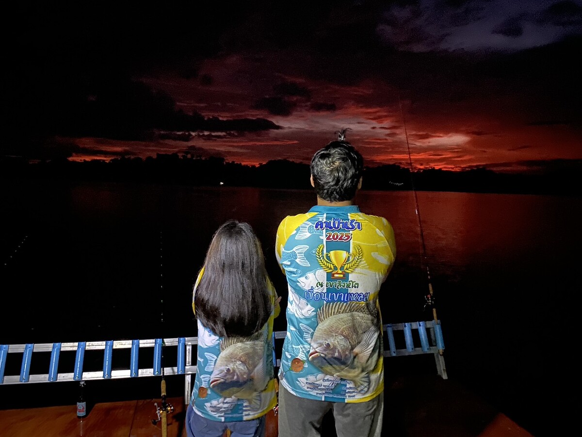  [b]ถ่ายกับลูกสาวคนสวย[/b] :cheer: