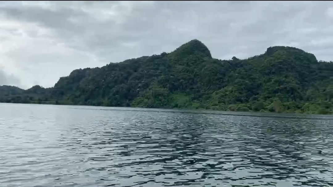  [b]อาจารย์ให้ถ่ายรูปเรื่อกำลังมาจะช