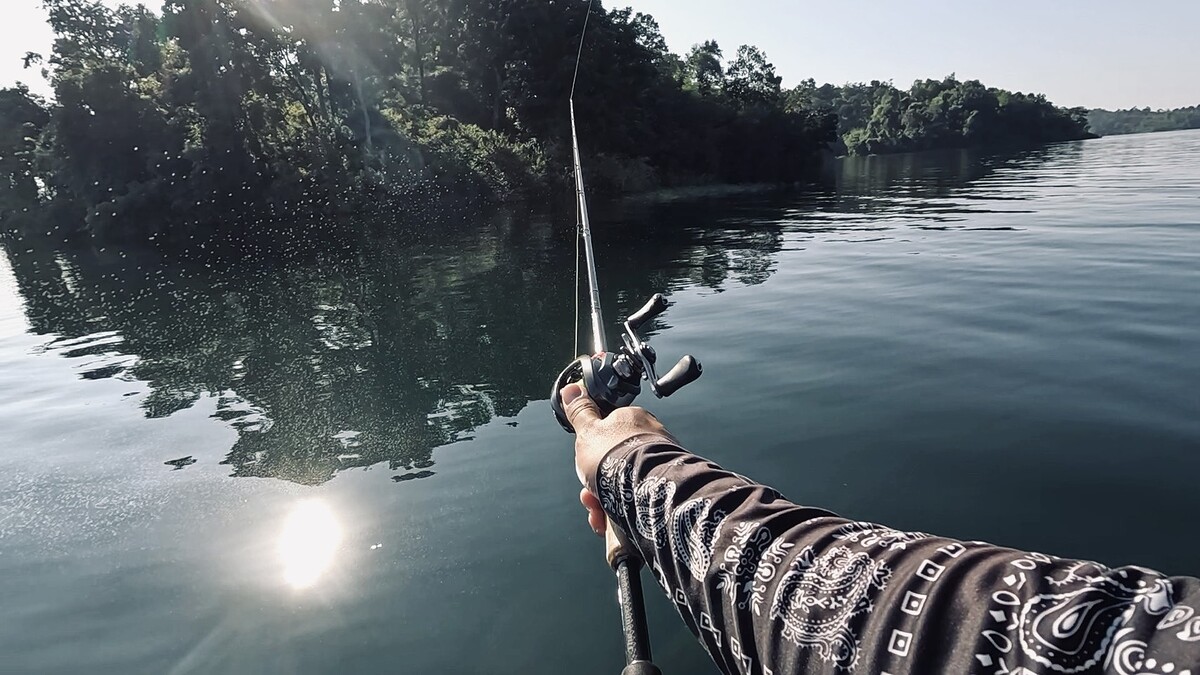 ตอนนี้เหลือผมที่แต้มยังคงบอดสนิท 
แต่พอเราวนเรือมาถึงเหลี่ยมนี้ 
น้าแร่ก็บอกให้ผมเปลี่ยนเหยื่อเป็น