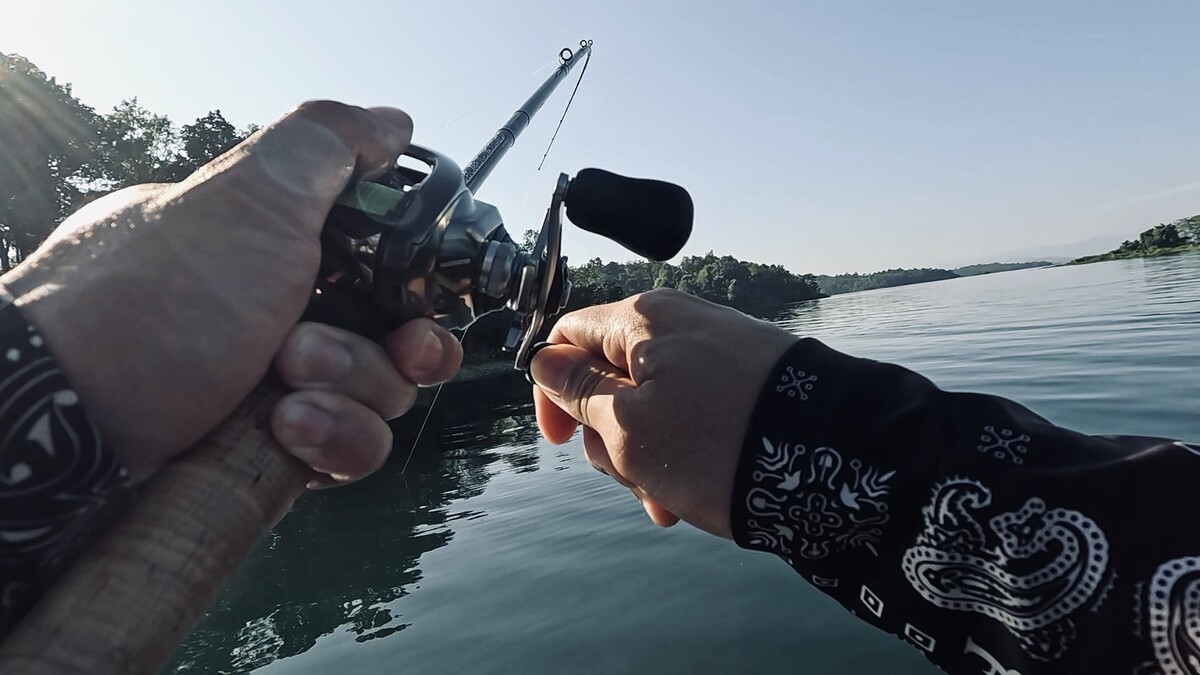 "เดี๋ยวไม้นี้ก็โดนแล้ว" น้าแร่มั่นใจมากๆ 

ผมใช้เวลาราวๆนับ 1-8 ในการส่งกระดี่
น้ำหนัก 15 กรัม ลง