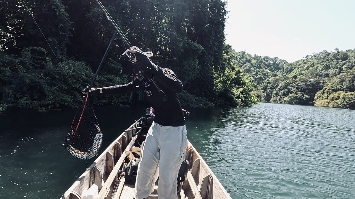 หลังจากที่ได้ปลาตัวนั้นผมและบูมก็เลาะตีเหยื่อกันมาต่อ 
บูมส่ง เจ้า slide swimmer ตัวเดิม ไปเลื้อยๆอ