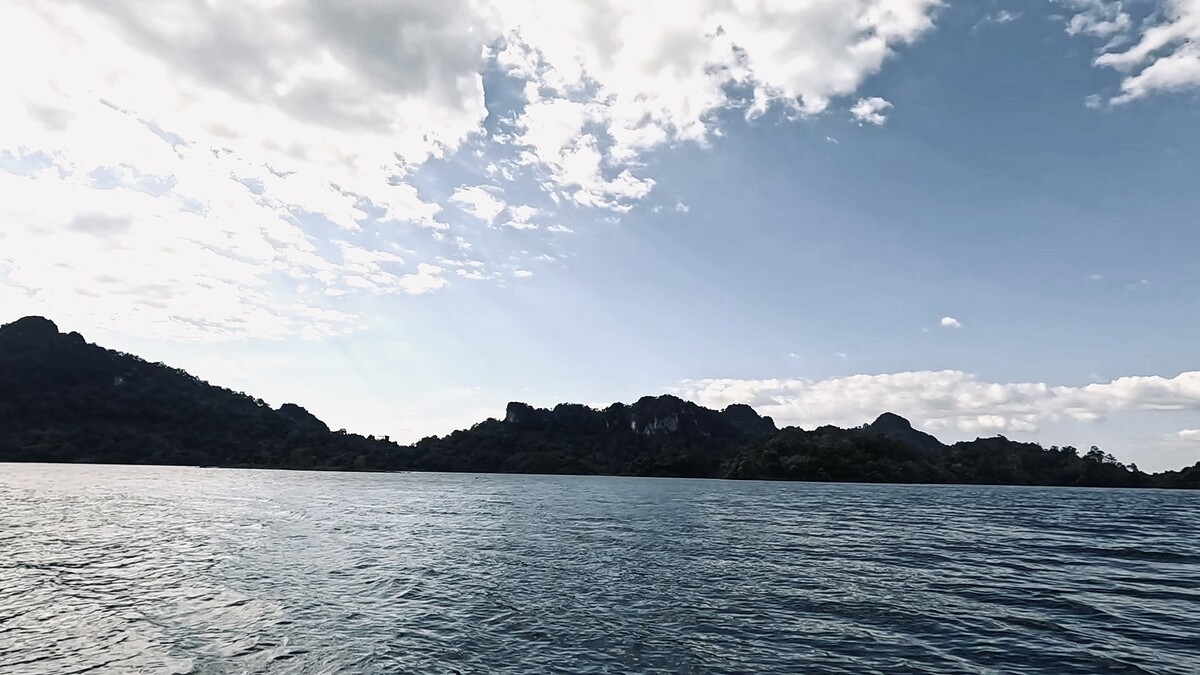 หลังมื้อกลางวัน น้าแร่ก็พาเราข้ามฝั่งมายังหมายสุดโปรดของผมอีกทีหนึ่ง 
"เขาเขียว" แนวหน้าผาสูงชัน เป