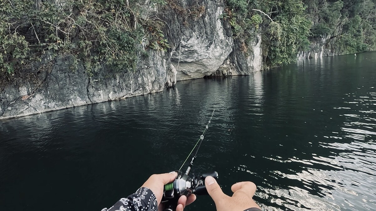 หมายหน้าผาแบบนี้ถ้าต้องตีเลาะตามแนวหิน
ผมชอบที่จะใช้เหยื่อเพนซิล เสียงลูกปืนดังๆ
มันสามารถตีเลาะหา