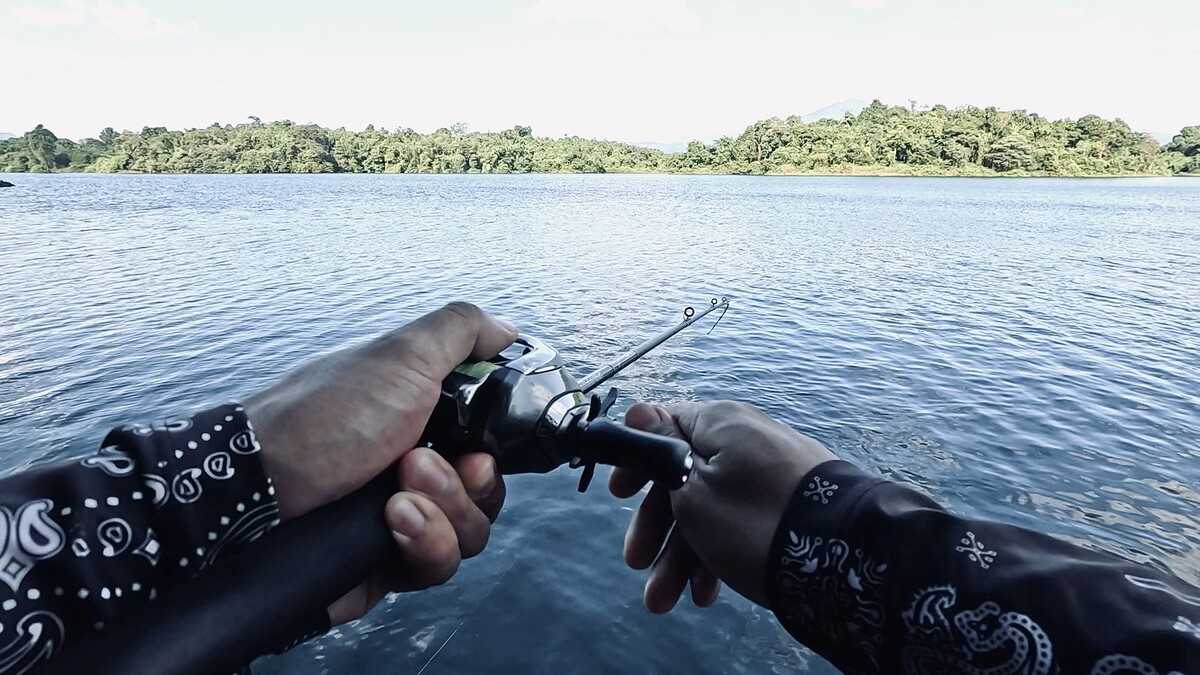 ผมลองส่งเหยื่อเพนซิลตัวเก่งเข้าไปยังซอกถ้ำแห่งหนึ่ง 
เสียงลูกปืนเพนซิลวิ่ง ก็อกแก๊ก ดังก้องอยู่ในถ้