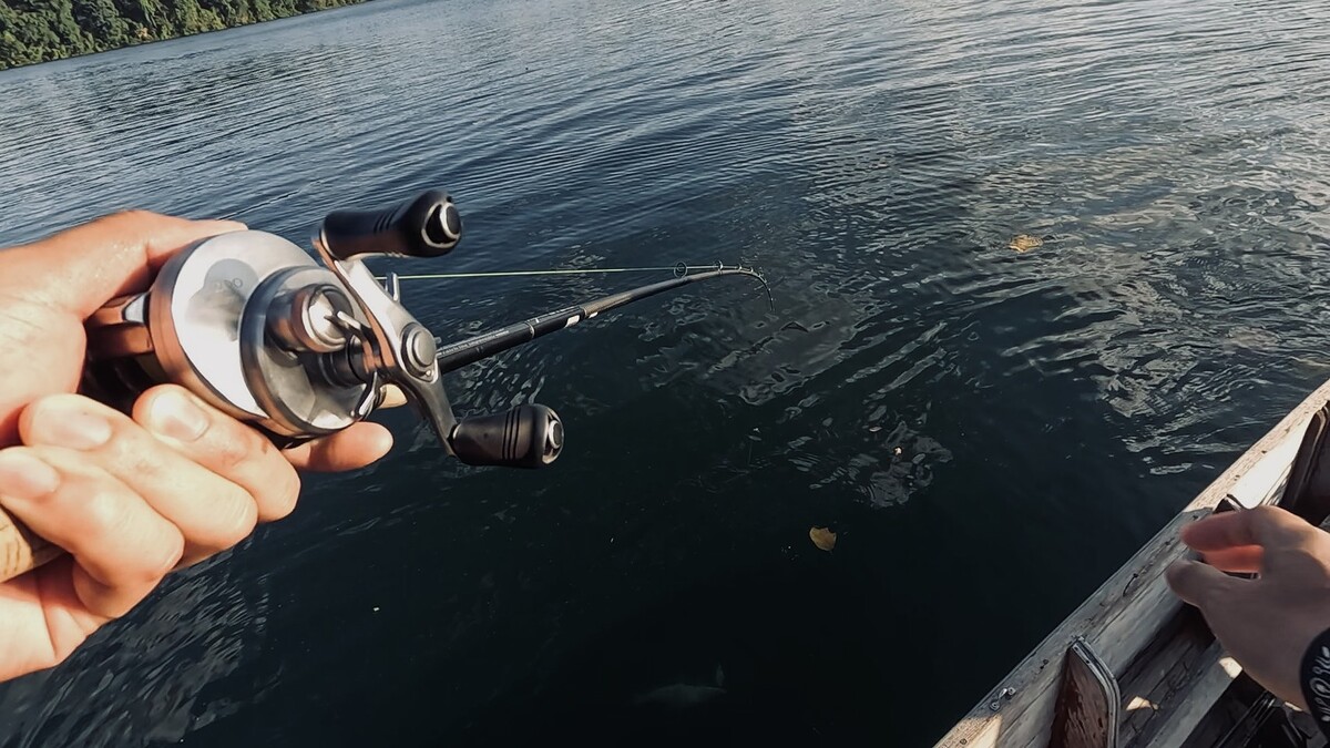 เวลาผ่านไปนาน จนล่วงเลยมาถึง 4 โมงเย็น
คลื่นลมเริ่มสงบ ไต๋แร่พาเราวกออกมาหาปลาเกาะจมอีกครั้ง 

ผม