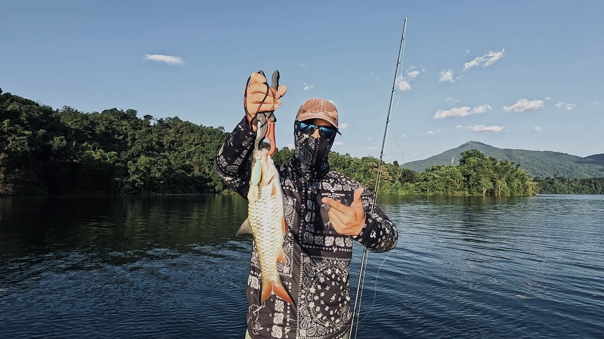 แต้มที่ 4 ของผมในวันนี้  ปลากระสูบขนาดเกินครึ่่งโลมาหน่อย
มันเป็นปลาที่มาช่วยเจิมคันใหม่ที่ผมถอยมาไ