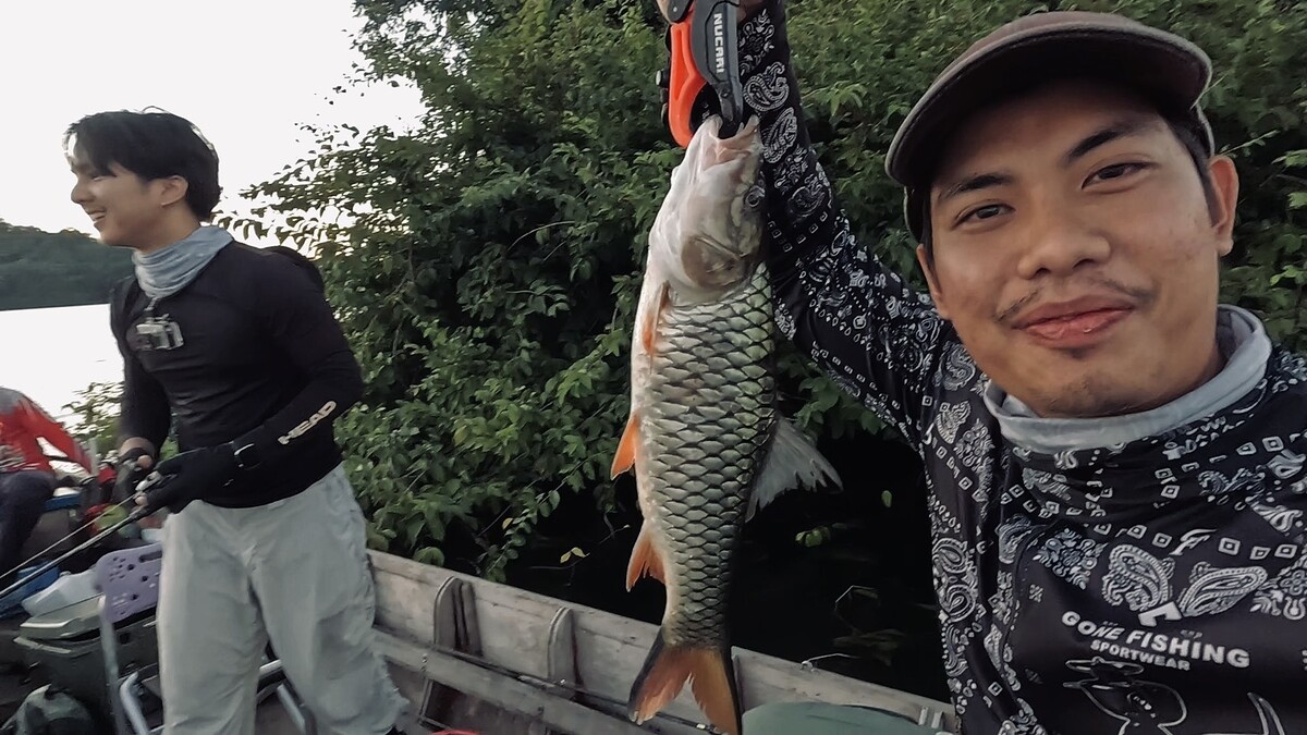 ถ่ายภาพคู่กับคนที่ยังไม่ได้ปลารังสักหน่อย  :laughing:
มีคนอยากโดนกระสูบรังมาก แต่ก็ยังไม่โดนสักที 