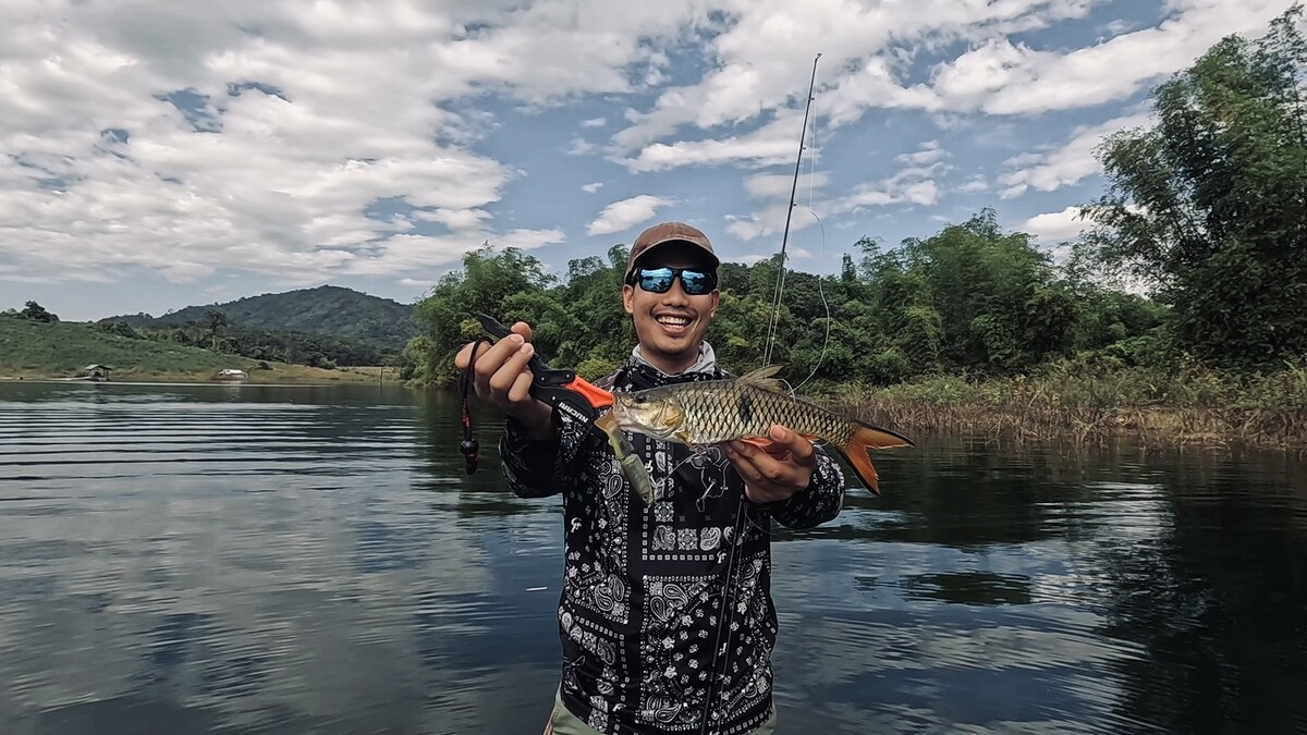 ปลายสายมีน้ำหนักเพียงแค่ๆเบา ดิ้นไ