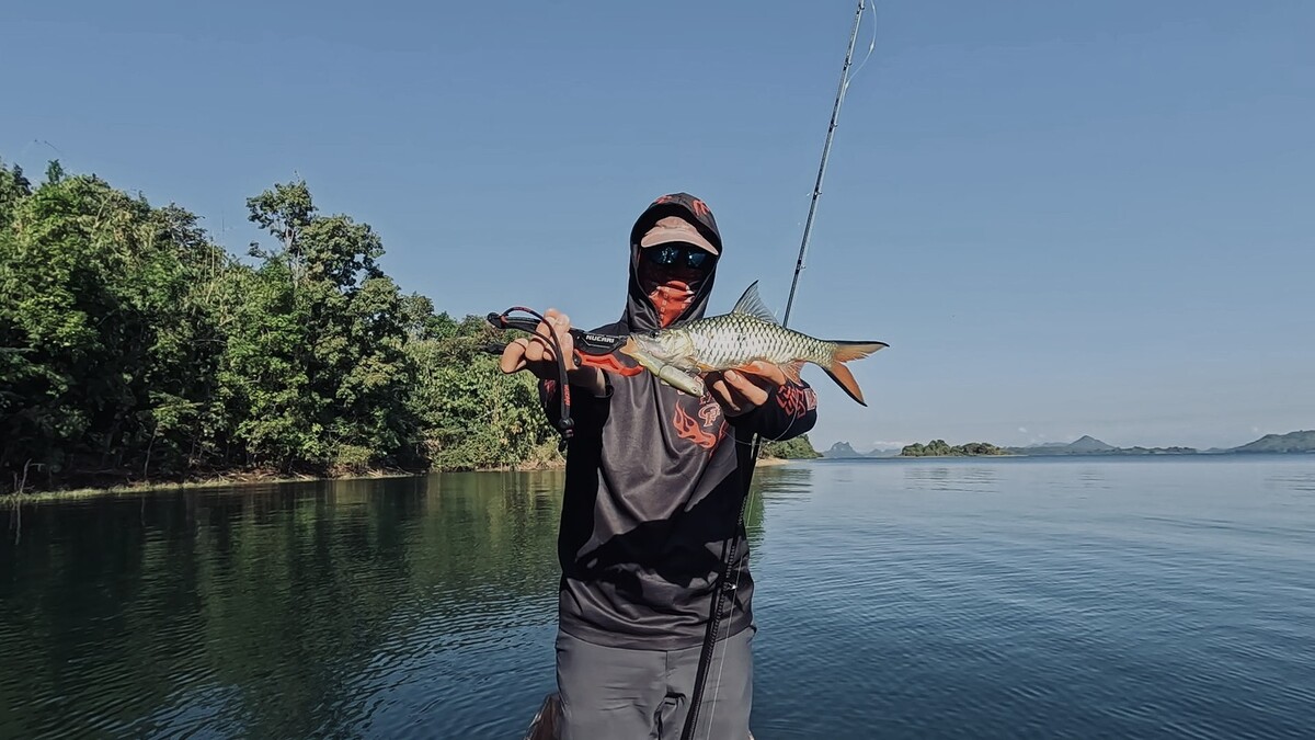 ผมจัดแจงท่าทางถ่ายรูป ยื่นมันให้มา