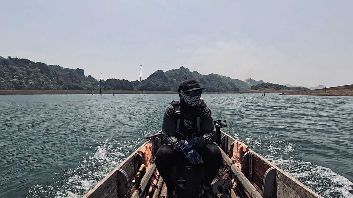 ปลาตกแอ่งมีตัวขึ้นจิบเยอะจริงๆครับ แต่แทบไม่สะกิดเหยื่อเราเลย 
หลังจากย้ำอยู่นานก็ตัดสินใจย้ายกันดี