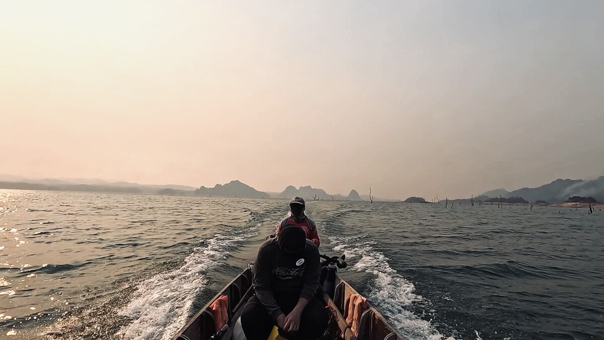 ความหวังสุดท้ายก่อนที่แสงจะหมดวัน กับเกมส์กระสูบรัง 
ไต๋แร่พาเรานั่งเรือตัดข้ามอ่าว มุ่งหน้าไปยังรั