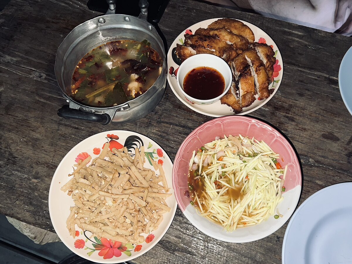มื้อค่ำของเราวันนี้ อาหารฝีมือพี่วิ ผู้คอยดูแลเรื่องอาหารการกินของเราตลอดทริป 
มีแต่เมนูอร่อยๆทั้งน