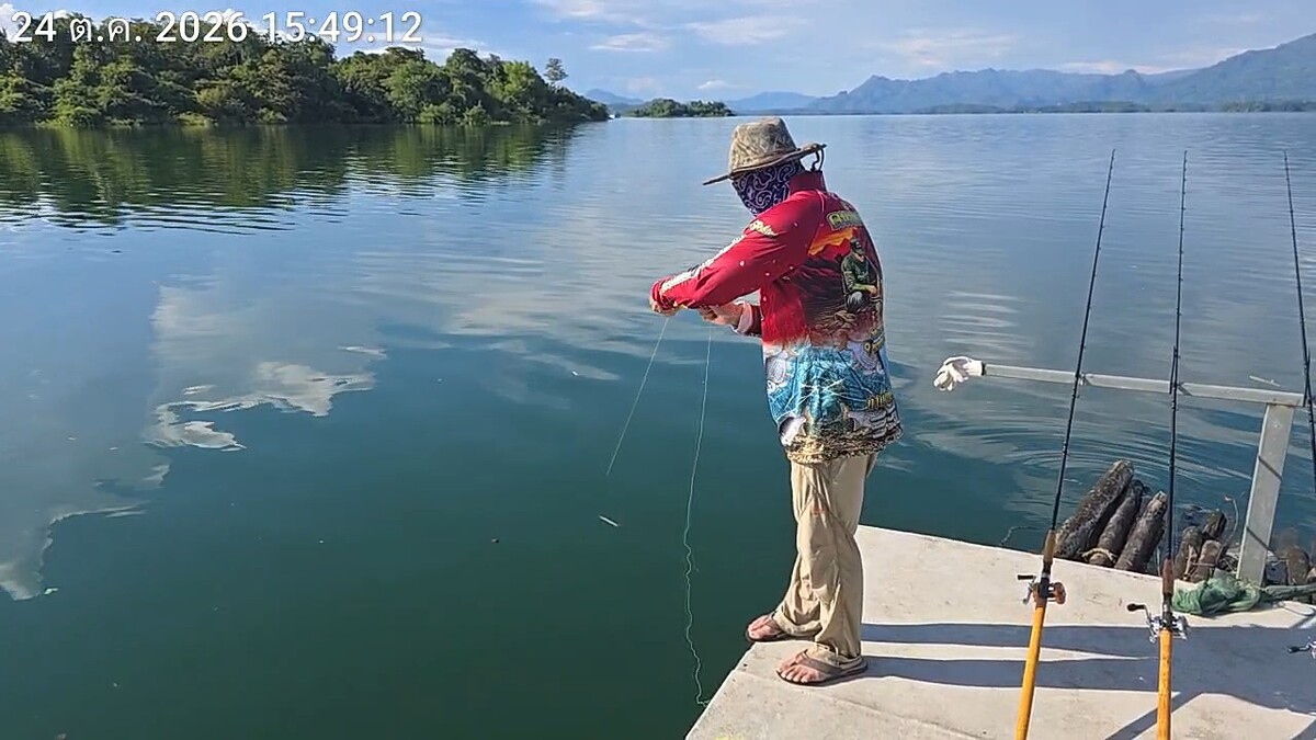  [b]เก็บสายเบ็ดมาเปลี่ยนเหยื่อ..ติดสายหวานใครกันมา[/b] [i]เอ็นสีหวานสดใสจัง..[/i] :cheer: