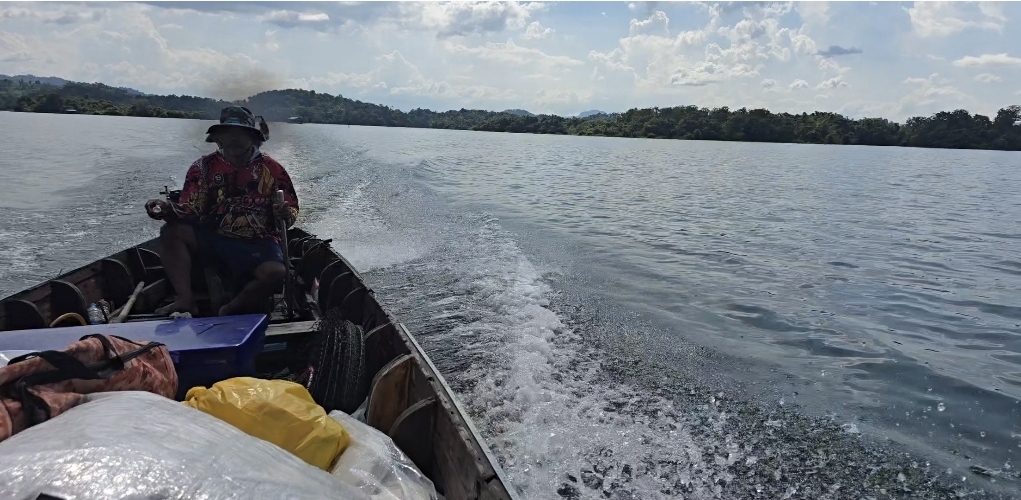  [b]เรือวิ่งฝ่าผิวน้ำ...ด้วยความเร็วเครื่องเป็นละอองน้ำเย็นๆ[/b] :cheer: [i]ใจก็นึก...เวลาสามคือช่าง