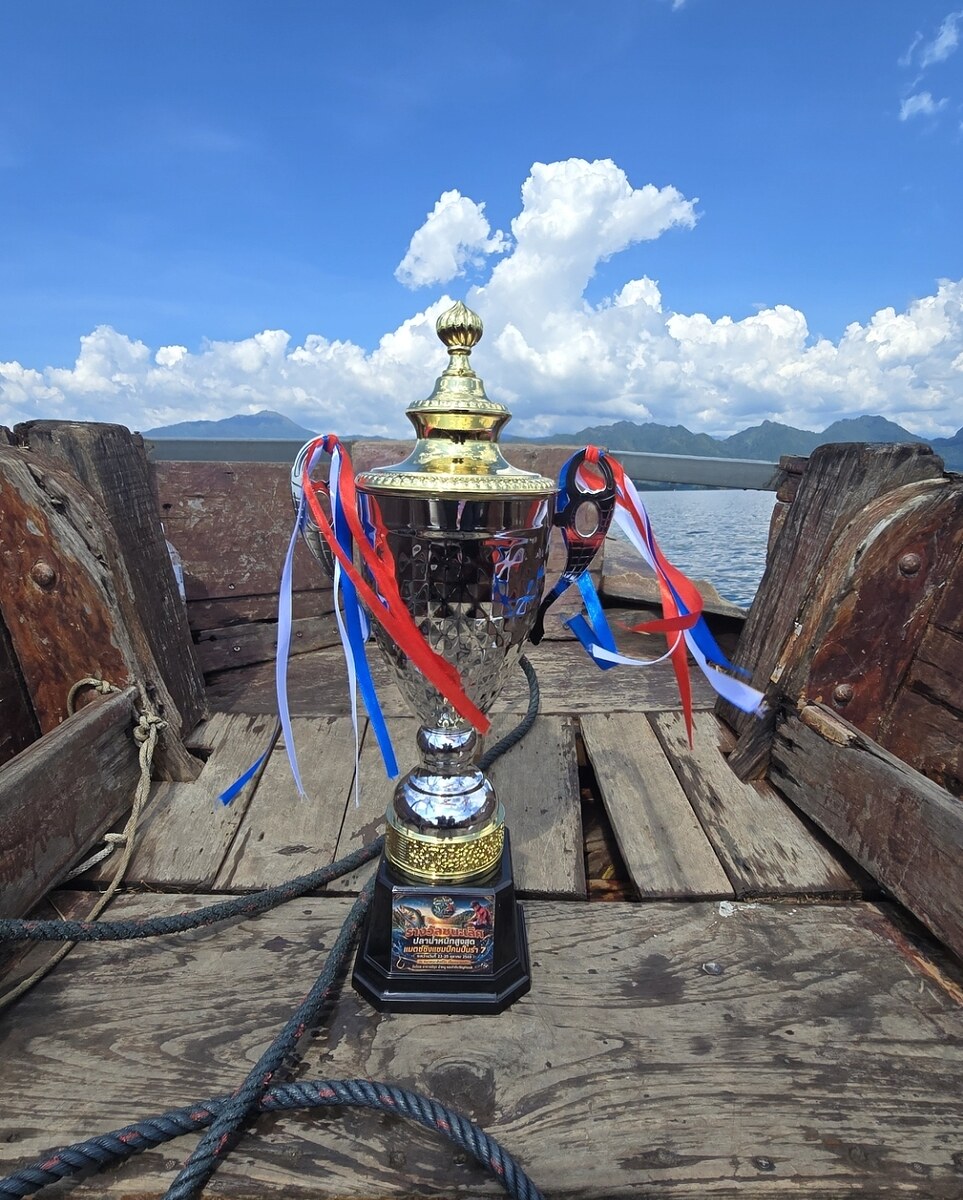  [b]ผมวางถ้วยแชมป์ปีนี้อยู่หัวเรือ[/b] [i]มองด้วยความภูมิใจ..ในช่วงจะกลับ[/i] :cheer: