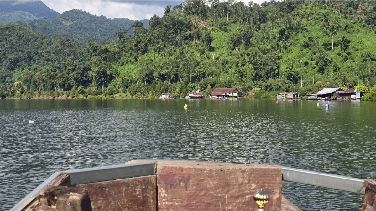  [b]เรือมุ่งหน้าไปท่า..ที่สามวันที่แล้วเราลงเรือเข้าหมาย[/b] :cheer: