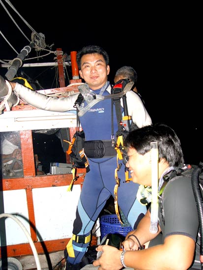  ซ้ายมือคือพี่ G  ซึ่งนอกจากรับอาสามาช่วยในโครงการนี้แล้วยังเป็น Dive Master ให้กับพี่เนตรด้วย