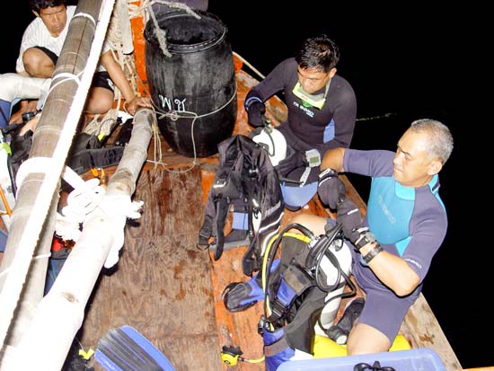   ตรวจสอบความเรียบร้อยก่อนเริ่มปฏิบัติการณ์ "Night dive"