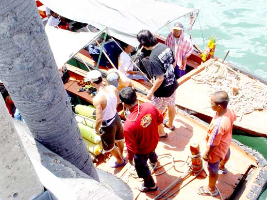   เรือขนลูกปูน และเรือของทีมนักประดาน้ำ จาก NPC  จะเป็นสองลำแรกที่มุ่งสู่จุดหมาย