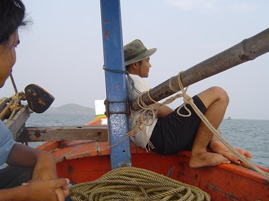 ตอนนั่งเรือกลับเข้าฝั่ง ... ต่างคนก็ต่างนั่งปล่อยความคิดไปกับท้องทะเล ... ผมเห็นแล้วก็อดยิ้มไม่ได้ .