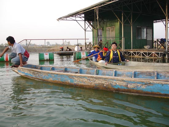 เจ็ดโมงเช้าพอดิบพอดี กอล์ฟลงเรือกับจ่าสนิท ส่วนผมคู่กับโอ๋ ขญะกำลังออกจากท่าเรือครับ 