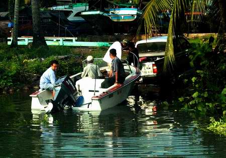 
                                        เรือพี่พรเทพ

     เรารวมกลุ่มกันลากเรือเร็วมา 3 ลำ จากก