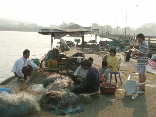สะพานเก่ายังทุบไม่หมด มีชาวประมง จับกุ้ง หอย ปู ปลา มาขายให้นักท่องเที่ยวกินกัน สด ๆ   :smile: