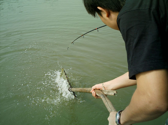 Fishing in VIETNAM 1 ( laos people )