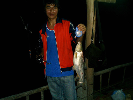 Fishing in VIETNAM 1 ( laos people )