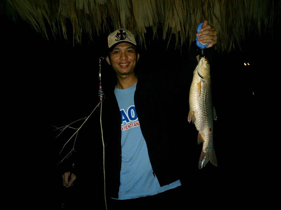 Fishing in VIETNAM 1 ( laos people )