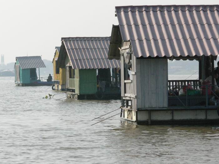 เรือนแพ fishing ใน วันเพ็ญเดือนสิบสอง