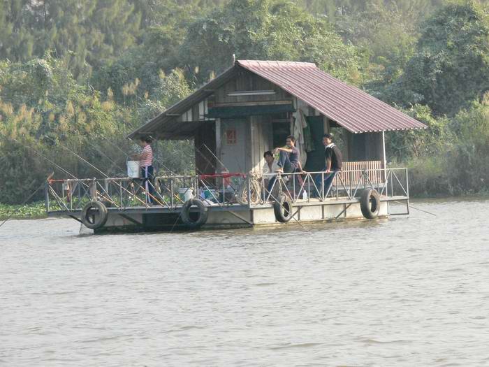 เรือนแพ fishing ใน วันเพ็ญเดือนสิบสอง