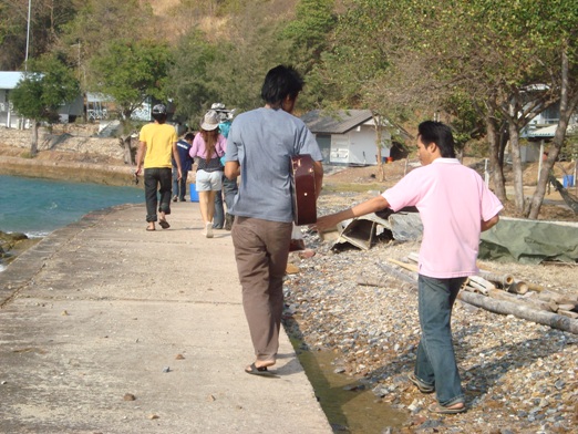 ไปเที่ยวเกาะขาม โดนเจ้าถิ่นลากหมดรอก