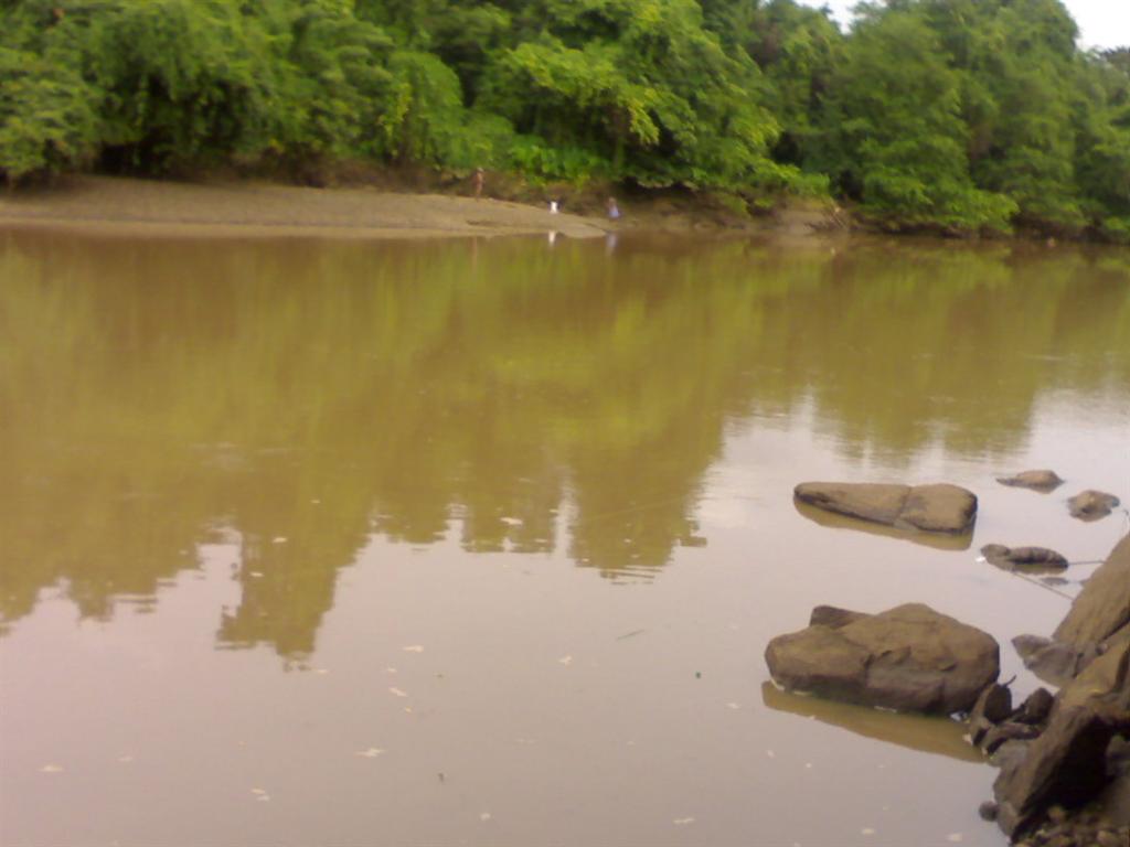 น้ำแดงที่ แม่น้ำลาดหญ้า กาญจนบุรี