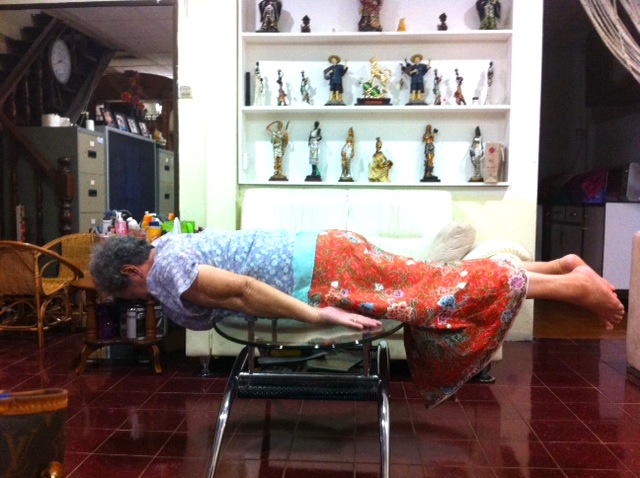 Planking คนแก่ก้อทำได้ ไม่เชื่อดู