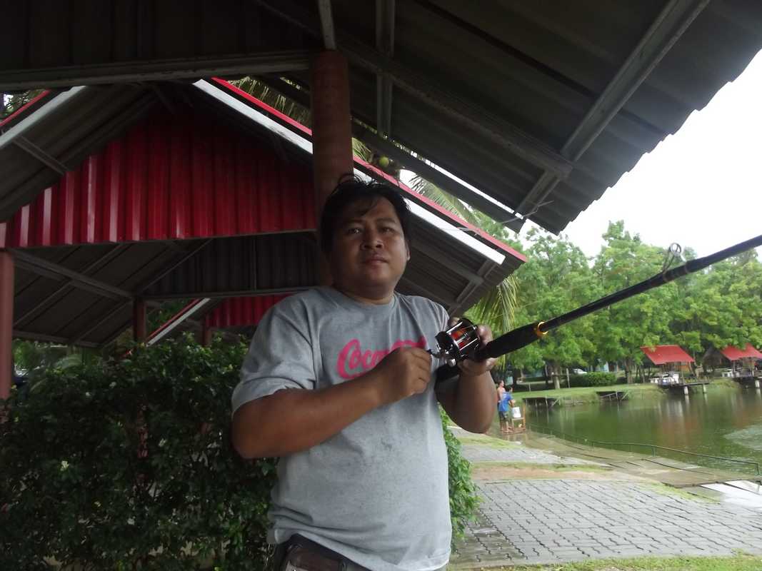  Fishing in the rain @ Cha-am Fishing Park