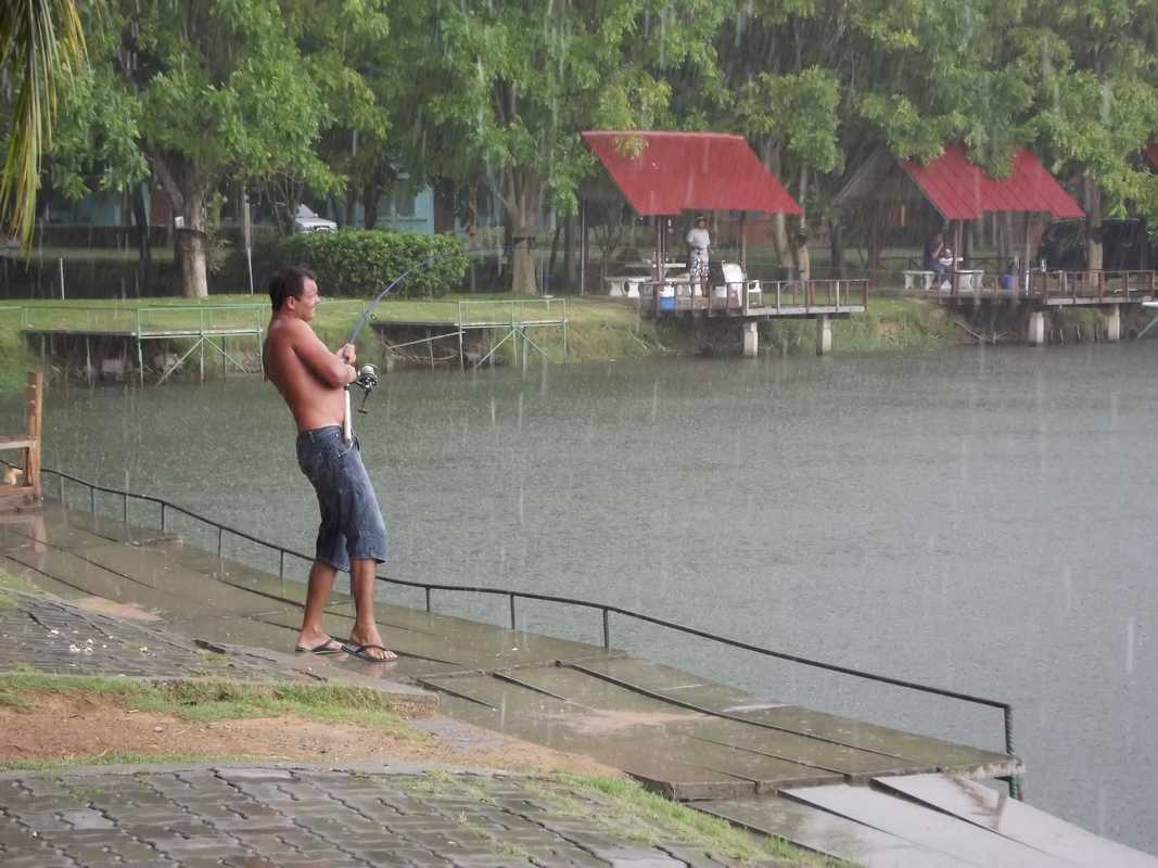  Fishing in the rain @ Cha-am Fishing Park