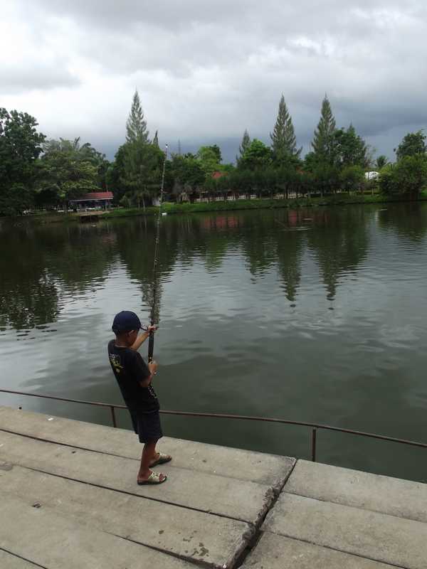  Fishing in the rain @ Cha-am Fishing Park